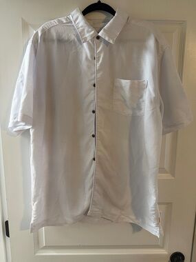 Men's White Short-Sleeve Casual Button-Down Shirt with Chest Pocket